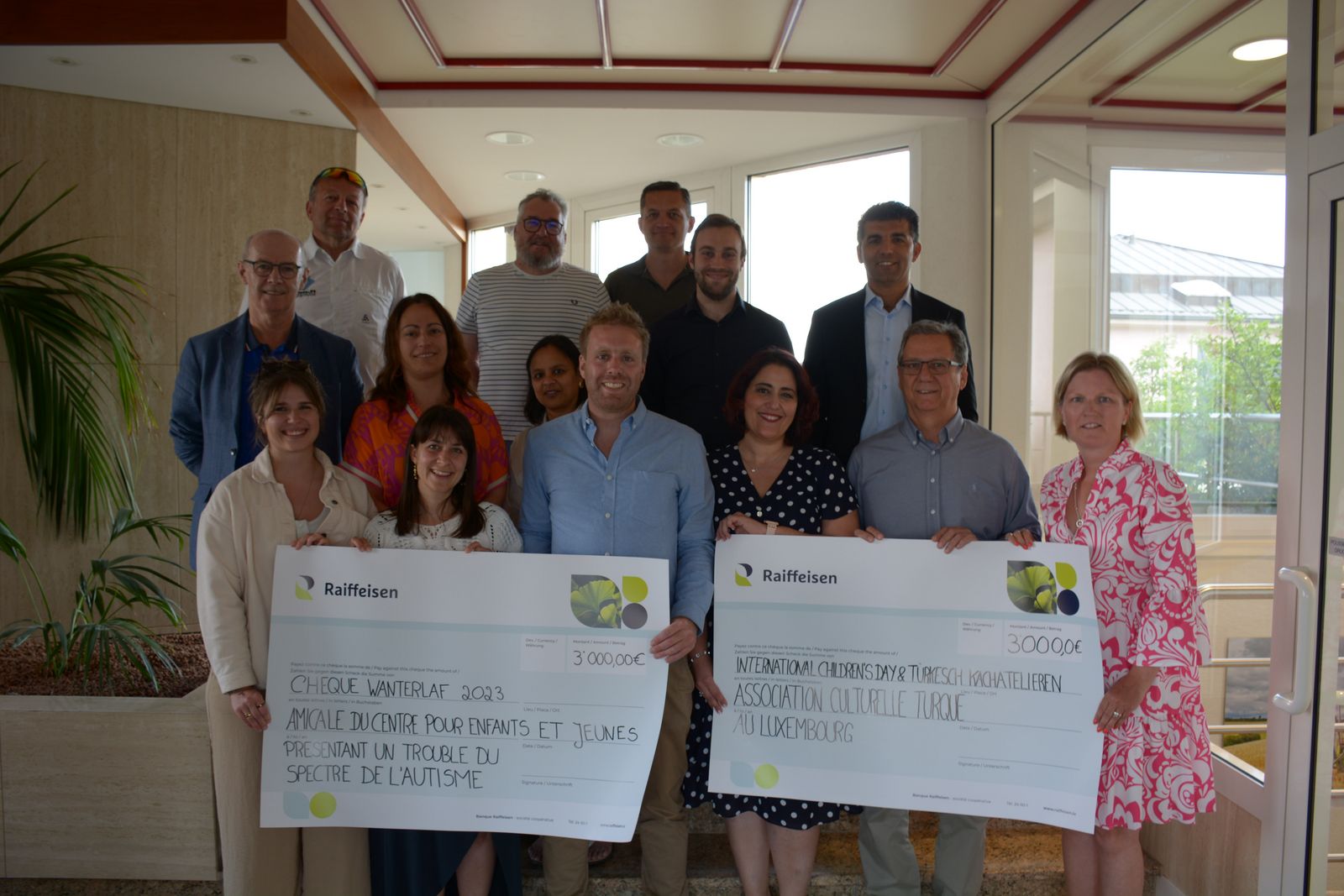 Deux chèques pour une bonne cause